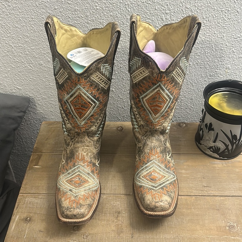 Size 9 women’s corral boots. Square toe - Picture 2 of 9